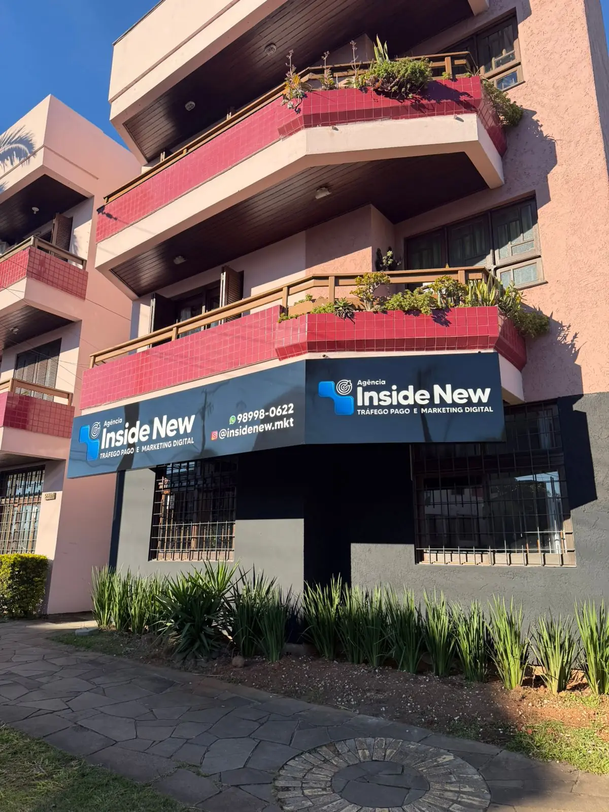 Fachada em detalhe da Agência Inside New — marketing digital para negócios locais