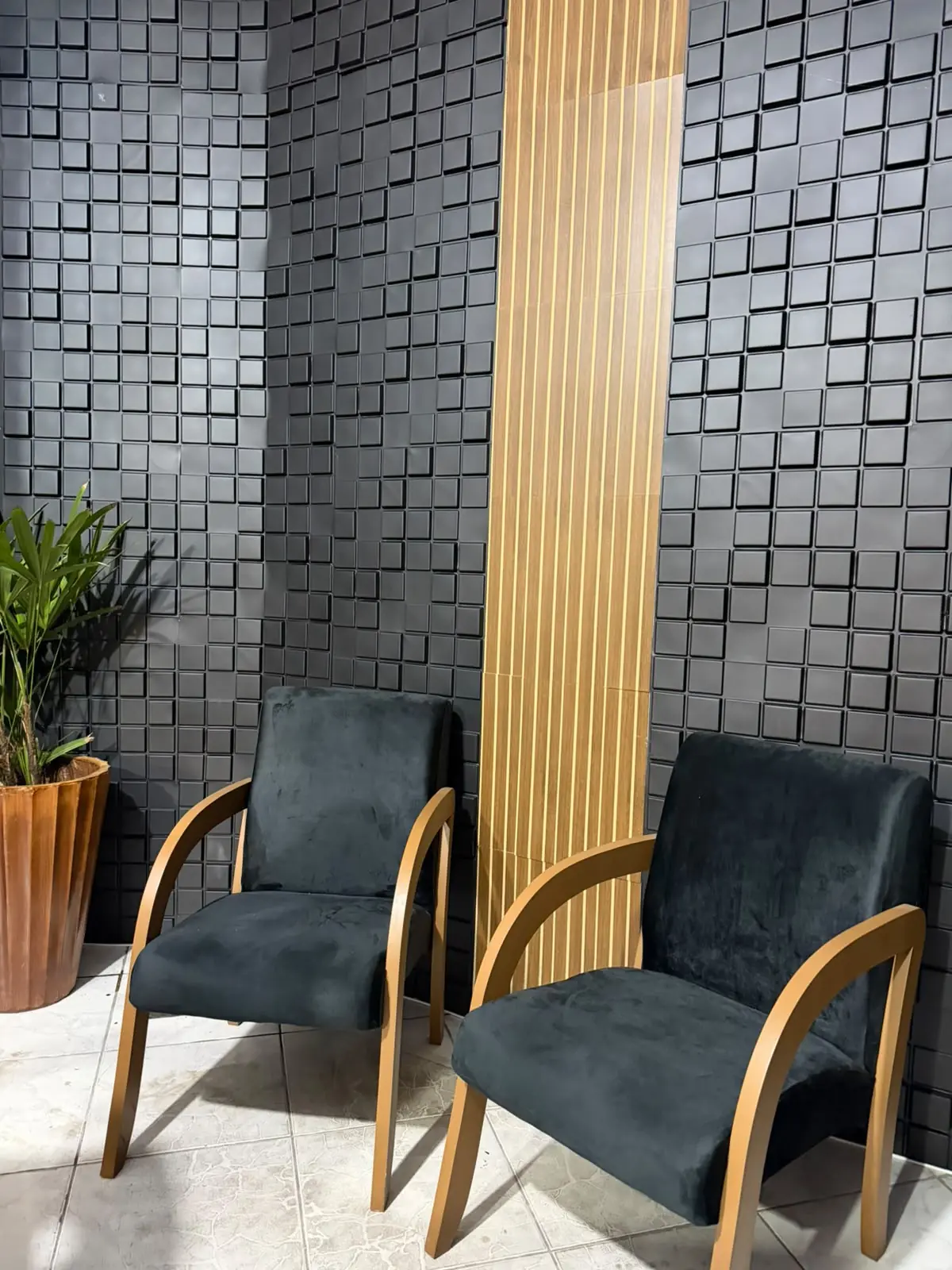 Ambiente com painel ripado e poltronas para gravação de vídeos e entrevistas