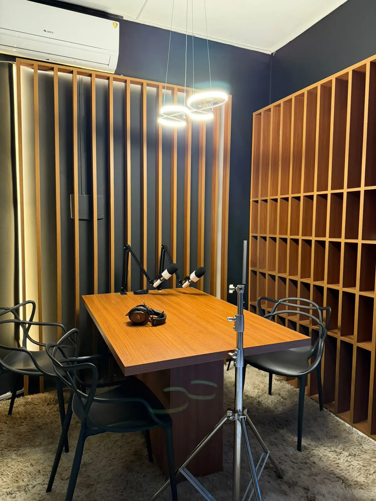 Mesa de gravação de podcast com dois microfones profissionais em Esteio